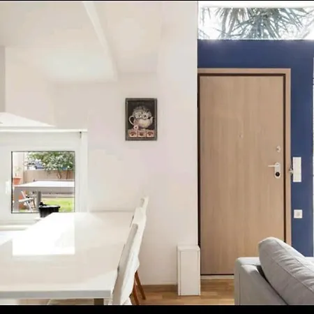 Bright Mezzanine Flat With Garden-3