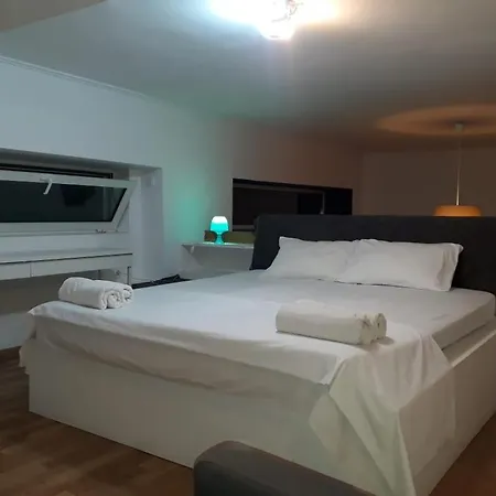 Bright Mezzanine Flat With Garden-2